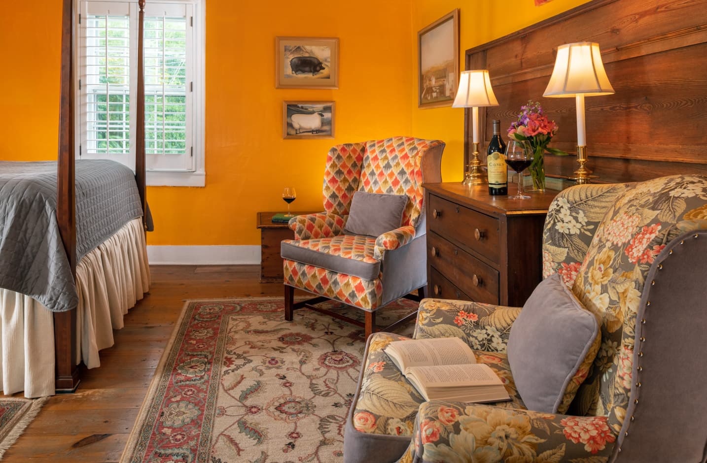 Seating area for two with a large wooden drawer and reading lamps